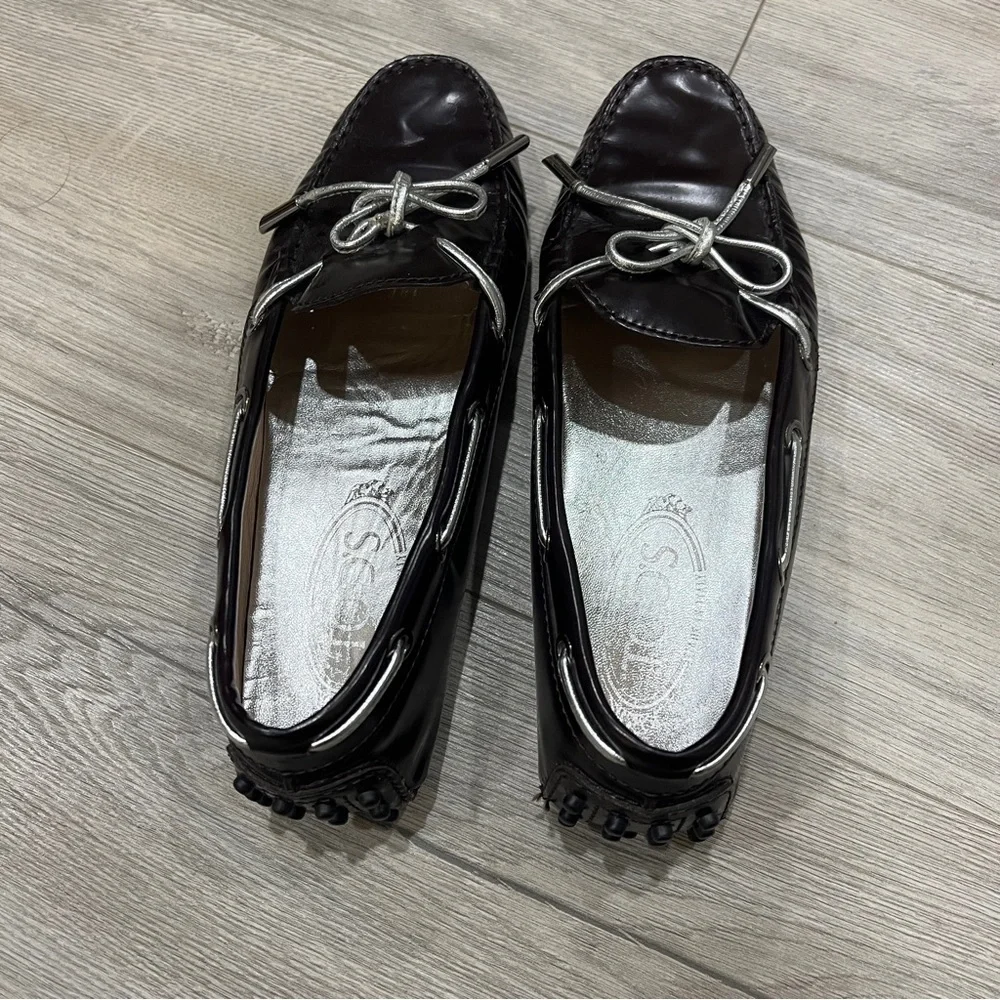 Tod's Brown Patent Leather Driving Moccasins with Silver Bow